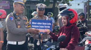 Unik, Operasi Keselamatan Semeru 2025 Polres Trenggalek Diwarnai Bagi-bagi Cokelat Valentine