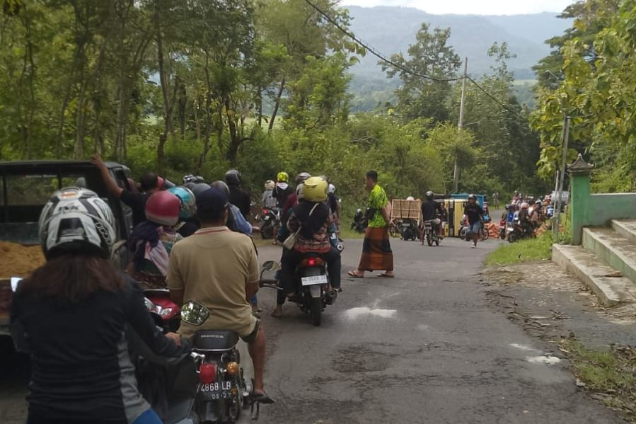 Dampak Truk Terguling di Trenggalek