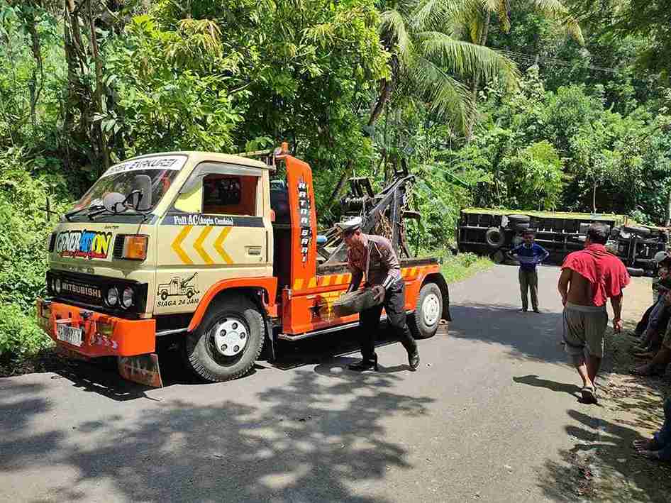 Evakuasi Kecelakaan Truk di Kampak Trenggalek