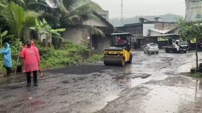 Kontraktor Tambal Sulam Jalan Saat Hujan Disanksi