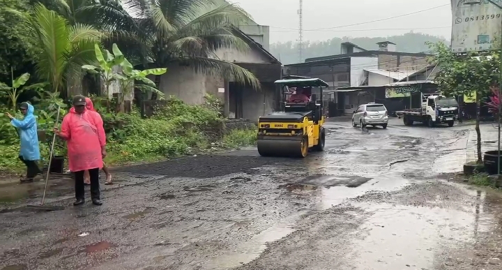 Kontraktor Tambal Sulam Jalan Saat Hujan Disanksi