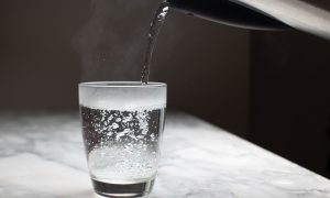 6 Keuntungan Minum Air Hangat saat Berbuka Puasa Menurut dr Tirta