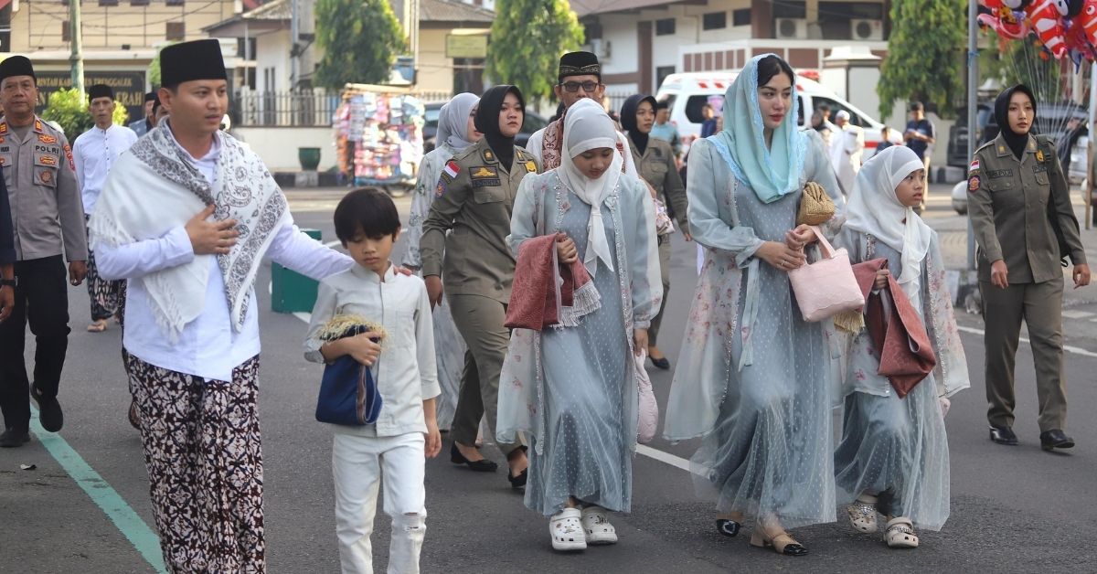 Mas Ipin dan Keluarga Tunaikan Salat Id di Masjid Agung