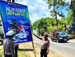 Polres Trenggalek Pasang Baliho Edukasi Berkendara Jelang Lebaran