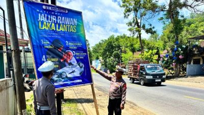 Polres Trenggalek Pasang Baliho Edukasi Berkendara Jelang Lebaran