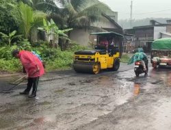 Aspal Tambal Jalan Rusak di Trenggalek Ditebar di Kubangan Air