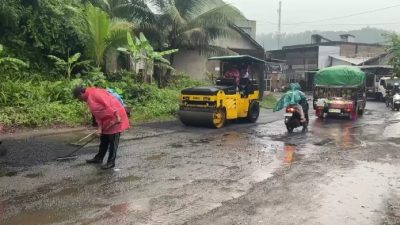 Tambal Jalan Rusak di Trenggalek Ditebar di Kubangan Air