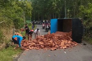 Truk Terguling Akibat Gagal Taklukan Tanjakan Kedekan Trenggalek