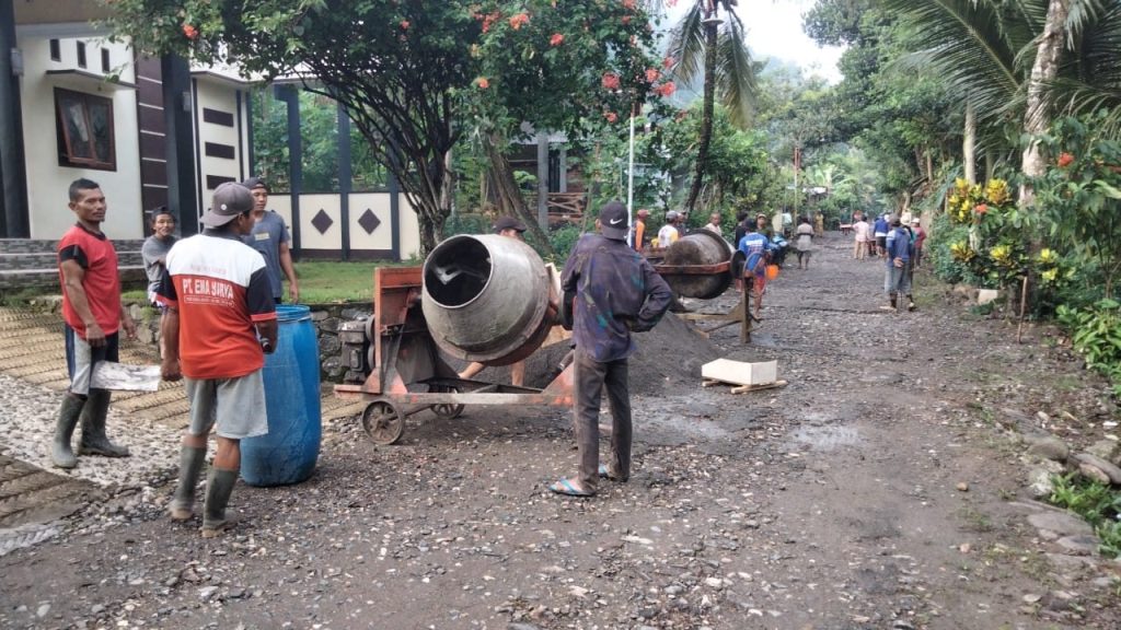 Warga Ngadimulyo Perbaiki Jalan Rusak Sepanjang 1,5 KM Secara Mandiri