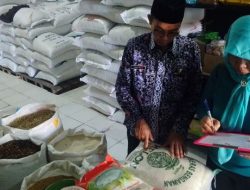 Diskomidag Trenggalek Sidak Beras Oplosan di Pasar dan Gudang