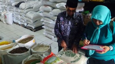 Sidak Beras Oplosan di Pasar dan Gudang Trenggalek