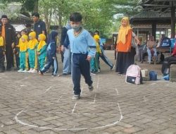 Lupakan Gawai, Anak-Anak di Trenggalek Mainkan Permainan Tradisional di Tepi Sungai