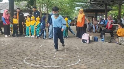 Lupakan Gawai, Anak-Anak di Trenggalek Mainkan Permainan Tradisional di Tepi Sungai