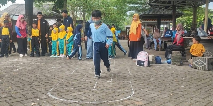 Lupakan Gawai, Anak-Anak di Trenggalek Mainkan Permainan Tradisional