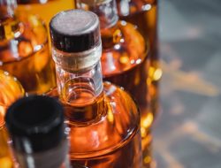 Razia Tempat Hiburan di Tulungagung, Puluhan Botol Miras Ilegal Diamankan