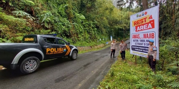 Polsek Munjungan Pasang Baliho Imbauan di Jalur Rawan