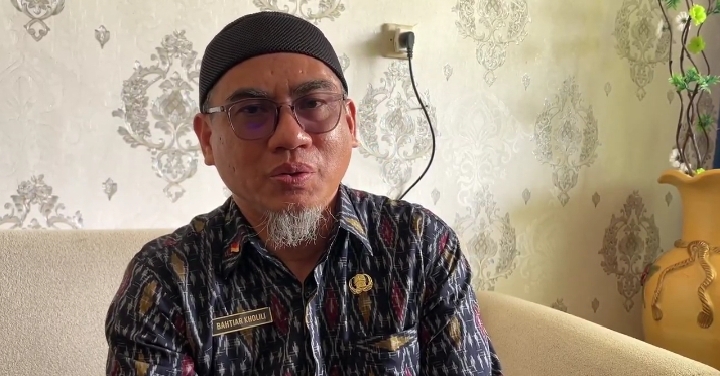 Kepala SMAN 1 Kampak, Bahtiar Kholili