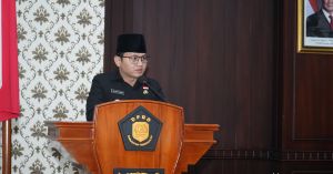 Mas Ipin Serahkan Nota KUA-PPAS APBD 2026 ke DPRD