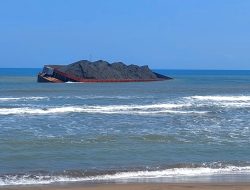Kapal Tongkang Pengangkut Batu Bara Terdampar di Pantai Konang Trenggalek