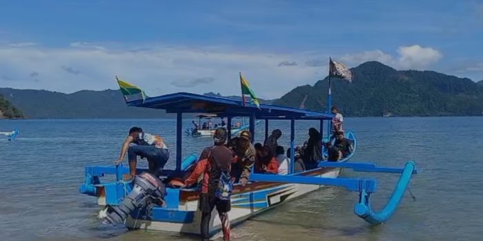 Perahu Rombongan Bupati Trenggalek Kibarkan Bendera One Piece saat Tinjau Wisata Watulimo