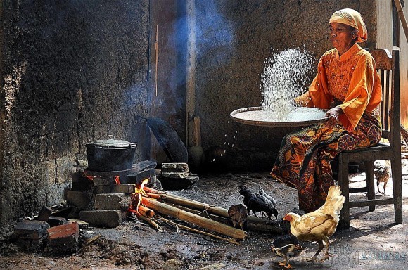 Tampah Bambu untuk Menampi Beras.