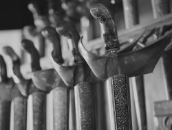 Keris Warisan Kakek: Dari Pusaka Mistis ke Pajangan Lemari Kaca
