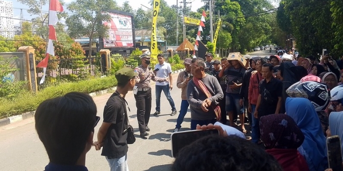 Anggota KSPPS Madani Trenggalek Jalan Kaki Laporkan Pengurus ke Polisi