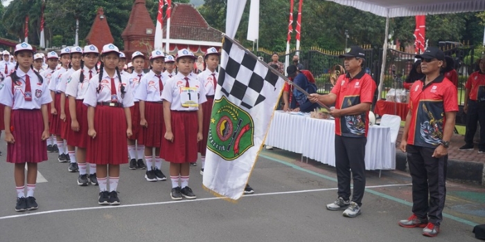 Sekda Trenggalek Lepas Lomba Gerak Jalan Pelajar SD