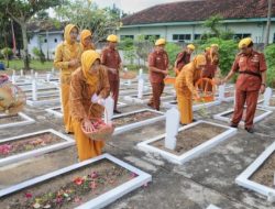 Mas Syah dan Veteran Ziarah Ke Taman Makam Pahlawan