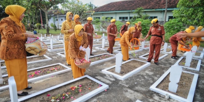 Mas Syah dan Veteran Ziarah Ke Taman Makam Pahlawan