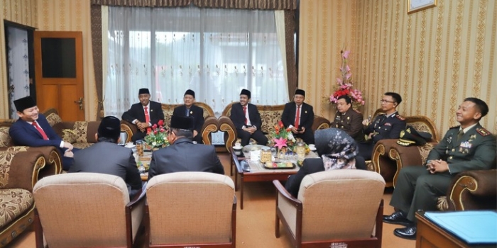 Bupati Trenggalek dan DPRD Dengarkan Pidato Kenegaraan Presiden Prabowo
