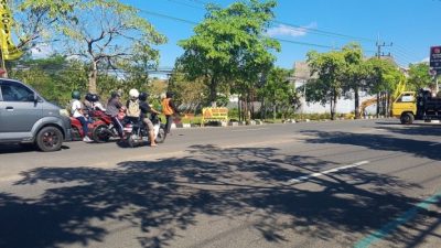 Truk Keruk Sungai Ngasinan Timbulkan Debu dan Macet