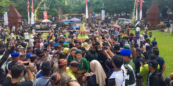 Tumpeng Raksasa Meriahkan Arak-Arakan Hari Jadi Trenggalek ke-831