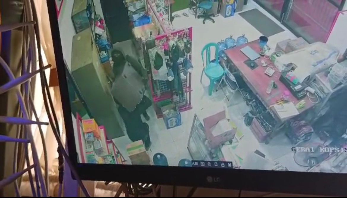 Aksi Pencurian di SMKN 1 Trenggalek Terekam CCTV