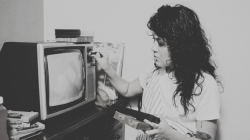 Dipukul Biar Jernih: Nostalgia Televisi Tabung Zaman 90-an