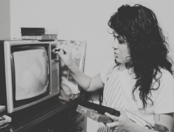 Dipukul Biar Jernih: Nostalgia Televisi Tabung Zaman 90-an