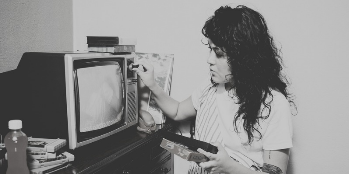 Dipukul Biar Jernih: Nostalgia Televisi Tabung Zaman 90-an