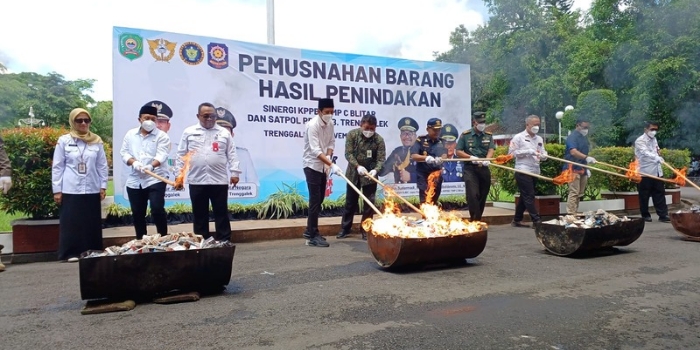 Bongkar Sarang Rokok Ilegal di Jawa Timur