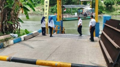 Legalitas Perahu Penyeberangan Sungai Brantas Dipertanyakan