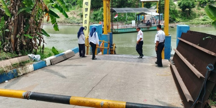 Legalitas Perahu Penyeberangan Sungai Brantas Dipertanyakan